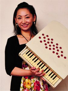 増谷紗絵香 高校時代よりキーボーディストとして演奏活動始め、アメリカ・ニューオリンズでも学ぶ。2017年より「ピアニカ の魔術師」ツアーに参加。優しい音色からアグレッシブな演奏まで曲に合わせた幅広い演奏スタイルが魅力。