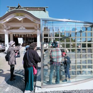 岡山神社　ダン・グラハム「木製格子が交差するハーフミラー」