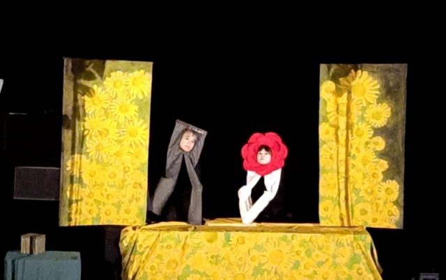 ズボンと花リボンのダンス まさかの組み合わせw